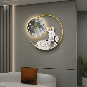 Iskandinav modern aydınlatma astronot yuvarlak saat yaratıcı moda oturma odası duvar saati ev dekorasyon dilsiz duvar saati